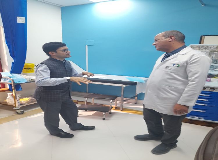 القنصل العام فهد خان سوري يزور الناجي الوحيد من حادث الحافلة المأساوي بالمدينة المنورة