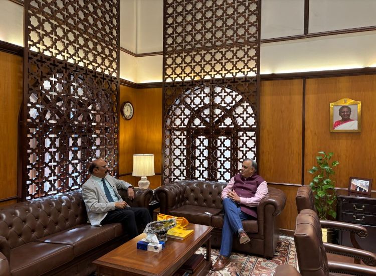 السفير خان يناقش مع الدكتور سي. بي. غور خطط توسّع 