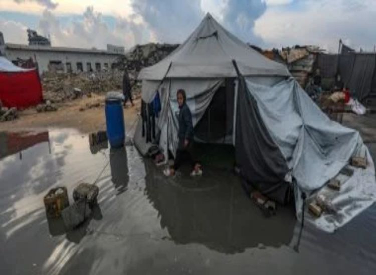الأمطار الغزيرة تغرق خيام النازحين في غزة