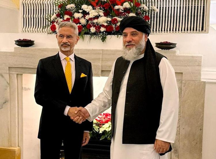 الدكتور إس. جايشانكار والحاج نور الدين عزيزي، وزير الصناعة والتجارة الأفغاني في نيودلهي