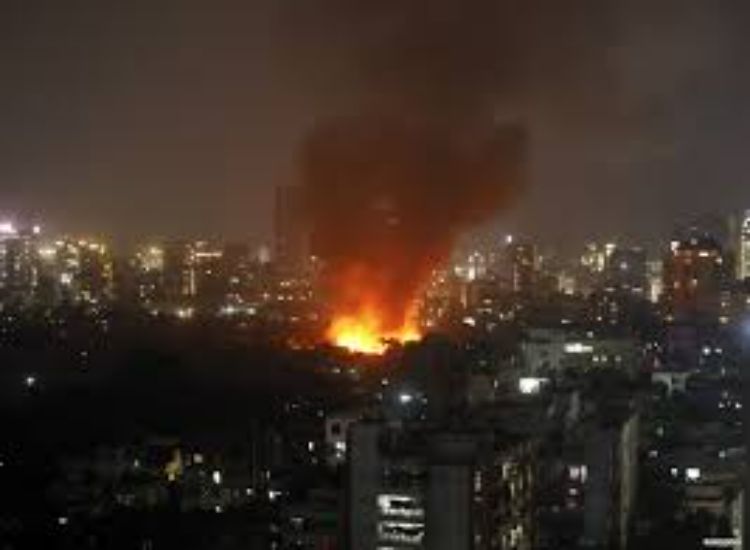 حريق هائل يشتعل في أحد الأحياء العشوائية في بنغلاديش