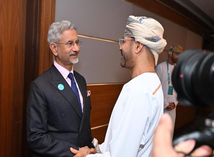 وزير الخارجية جايشانكار يبحث مع نظيره العماني تعزيز التعاون الثنائي بين البلدين