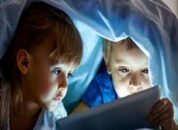 دراسة أسترالية: الإفراط في السوشيال ميديا يغيّر نمو دماغ الأطفال