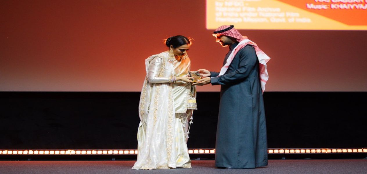 تكريم نجمة السينما الهندية ريخا في مهرجان البحر الأحمر 2025 في جدة