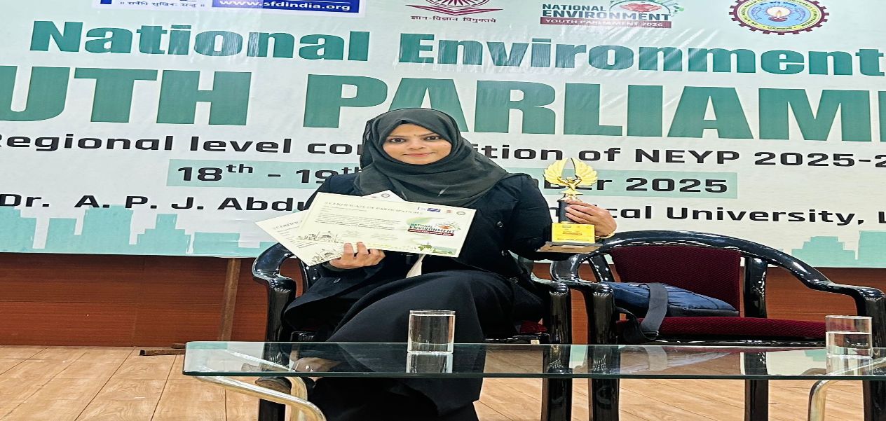 طالبة من جامعة عليكراه تفوز بجائزة أفضل زعيمة معارضة في البرلمان الوطني للشباب حول البيئة 