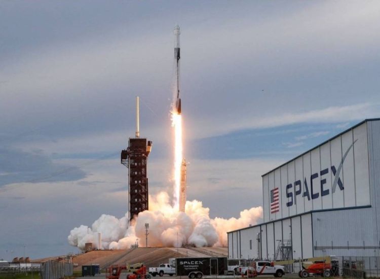 سبيس إكس تطلق 27 قمرًا صناعيًا جديدًا من 