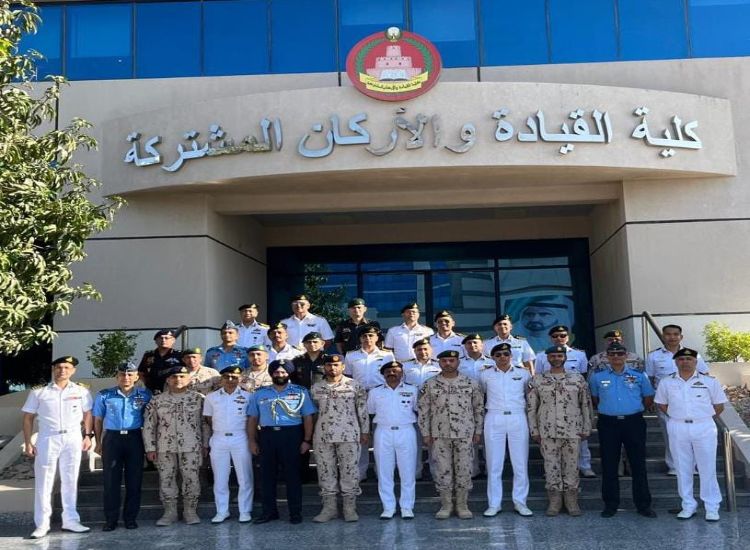وفد كلية الحرب البحرية يزور كلية القيادة والأركان المشتركة في الإمارات