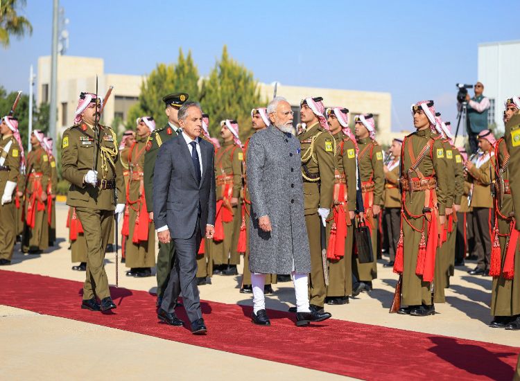 مودي يصل إلى عمّان في مستهل جولة خارجية تشمل ثلاث دول