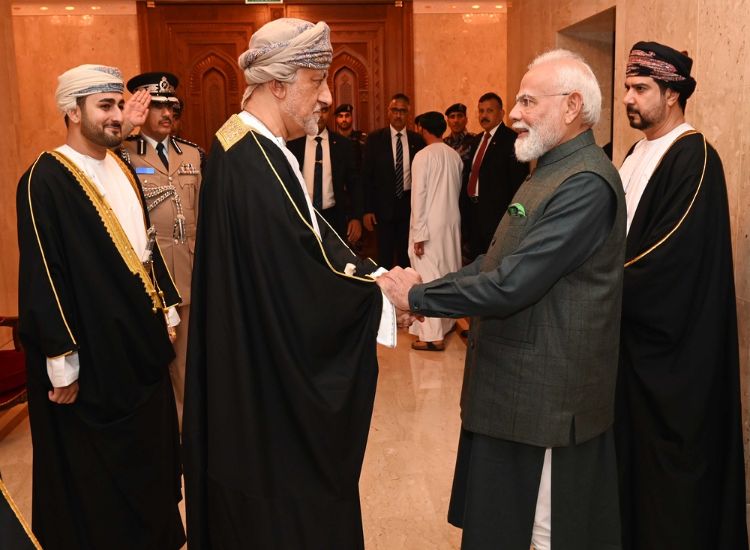 نائب رئيس الوزراء العماني لشؤون الدفاع يقيم مأدبة عشاء رسمية تكريمًا لرئيس الوزراء مودي