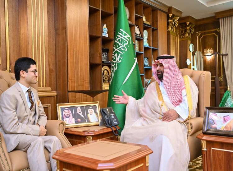 القنصل العام للهند بجدة فهد سوري يجتمع مع أمير منطقة جازان