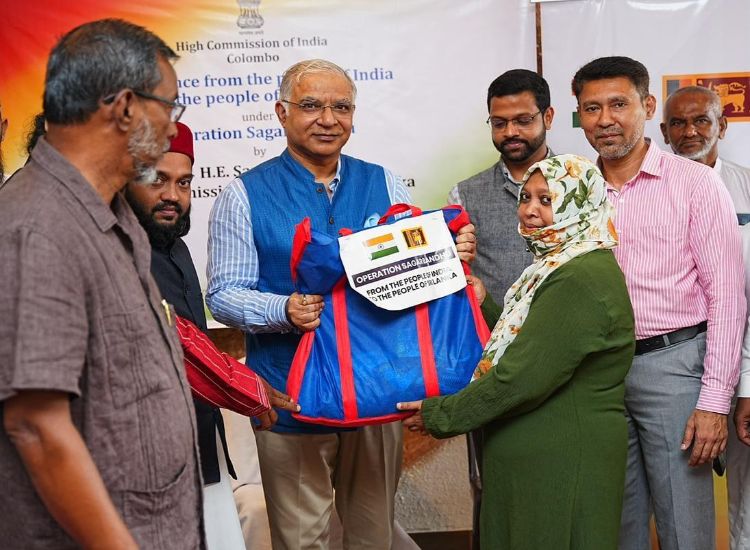 الهند توزّع مساعدات إنسانية في سريلانكا عقب إعصار ديتواه