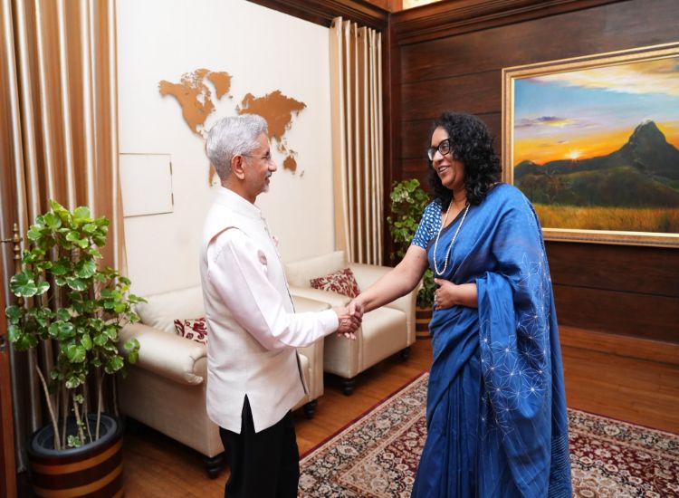 جايشانكار يلتقي رئيسة وزراء سريلانكا في كولومبو