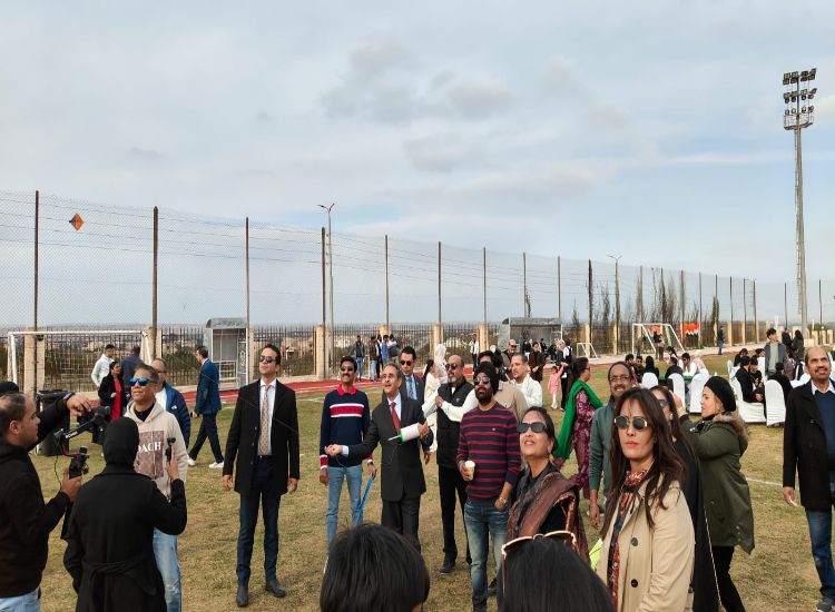 كيرتي فاردان سينغ يشارك في مهرجان للطائرات الورقية مع الجالية الهندية في القاهرة