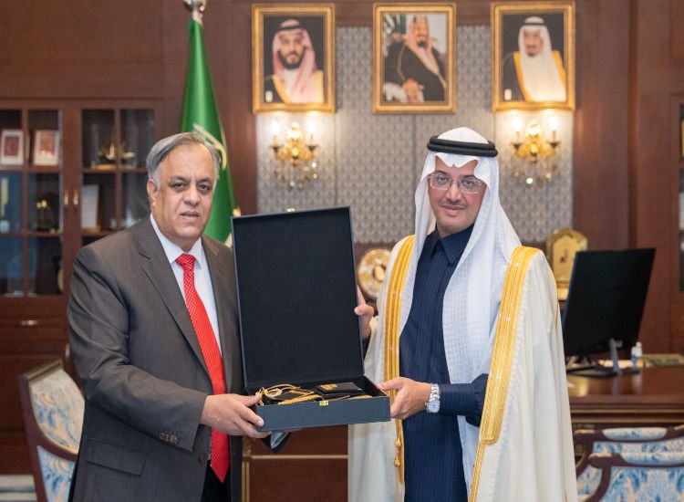 السفير خان يلتقي محافظ الأحساء