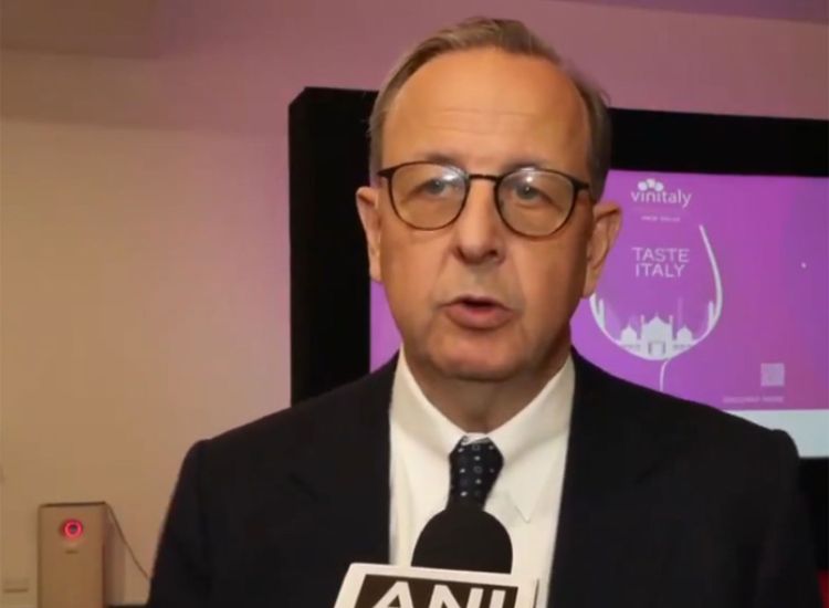 السفير الإيطالي: اتفاقية التجارة الحرة بين الهند والاتحاد الأوروبي قد تعزّز وصول النبيذ الإيطالي إلى السوق الهندية