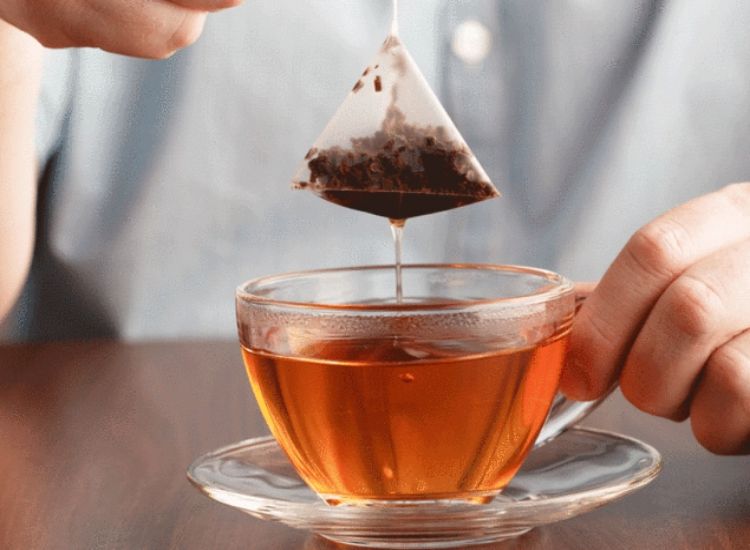 أكياس الشاي تفتح نقاشًا علميًا حول الميكروبلاستيك وتأثيره الصحي