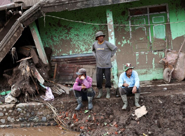 قتلى ومفقودون في انهيار أرضي بغرب إندونيسيا 