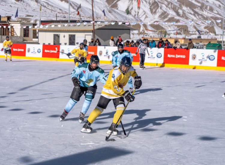 انطلاق الموسم الثالث من دوري هوكي الجليد في لاداخ