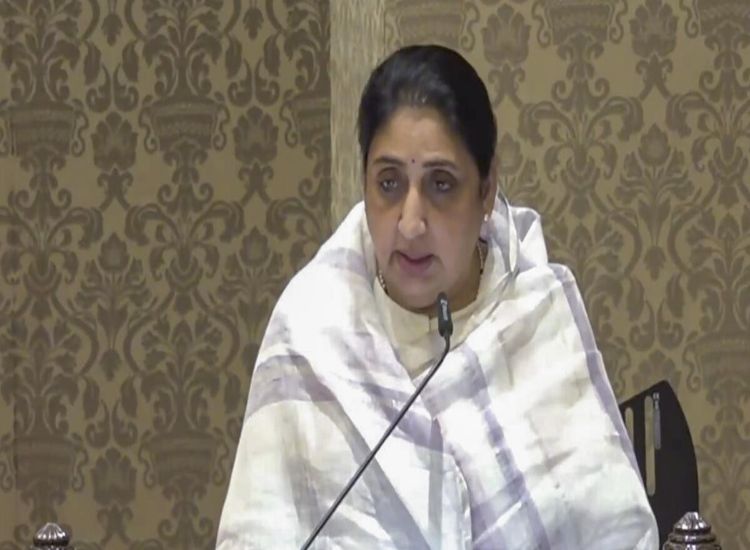 سونيترا باوار تؤدي اليمين الدستورية كأول امرأة تشغل منصب نائب كبير الوزراء لولاية ماهاراشترا