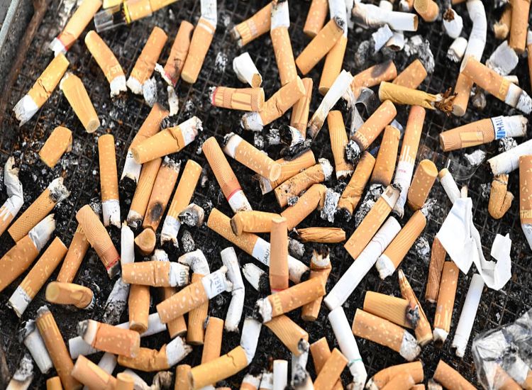 باحثون صينيون يحوّلون أعقاب السجائر إلى مواد متقدمة لتخزين الطاقة المستدامة