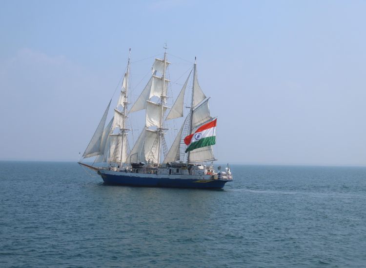 السفينة الهندية آي. إن. إس. سودارشيني تصل عُمان
