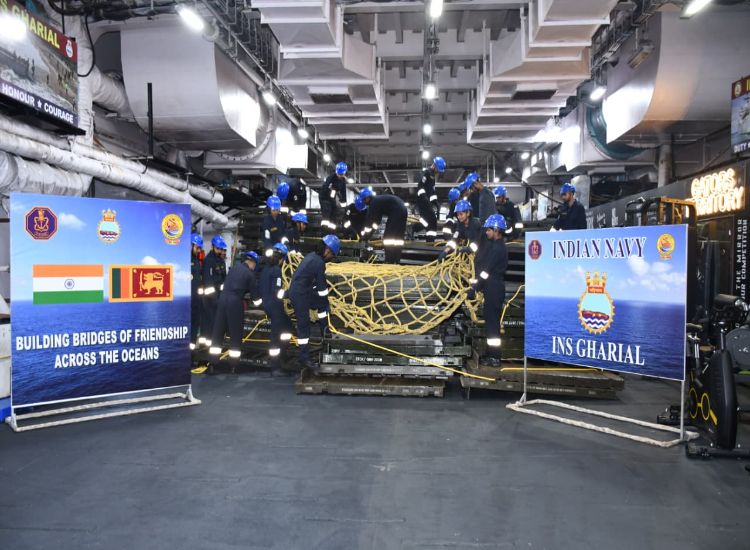 آي.إن.إس. غاريال تصل كولومبو حاملة جسور بيلي لدعم إعادة إعمار سريلانكا