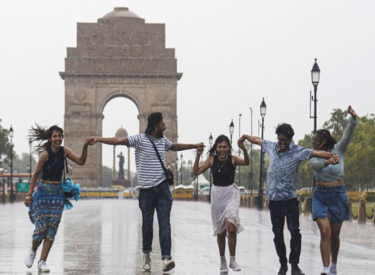 وزارة السياحة تطلق خطًا ساخنًا سياحيًا متعدد اللغات يعمل على مدار الساعة