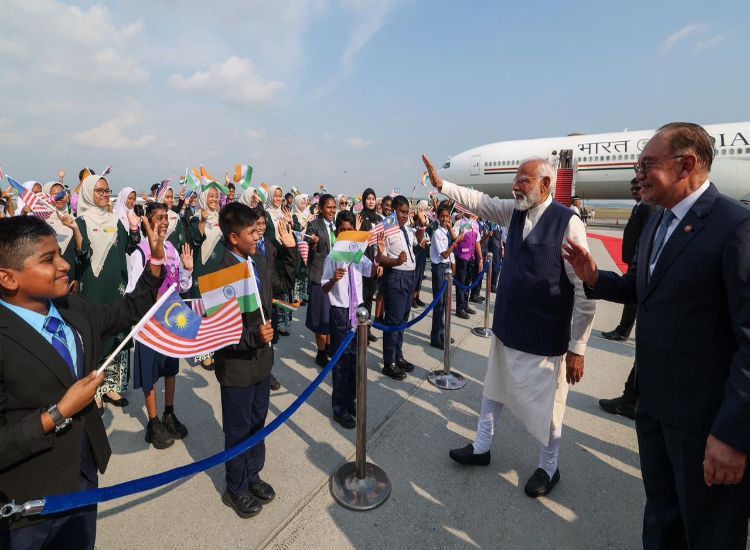 استقبال رئيس الوزراء لدى وصوله إلى كوالالمبور من قبل رئيس وزراء ماليزيا