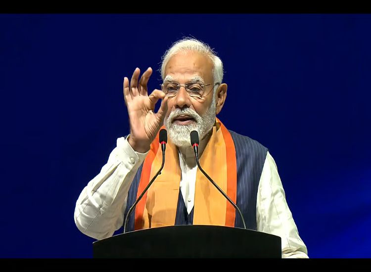 مودي يدعو الطلاب إلى عدم الاستسلام للتكنولوجيا واستخدامها لتنمية القدرات