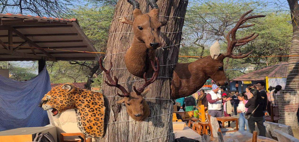 الألعاب الجلدية من مدينة إندور تتألّق في معرض سوراجكوند الدولي للحِرف اليدوية