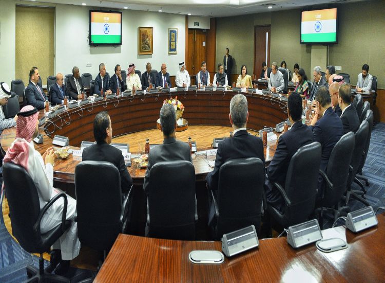 وزير الدولة للخارجية كيرتي سينغ يلتقي ممثلي الدول العربية