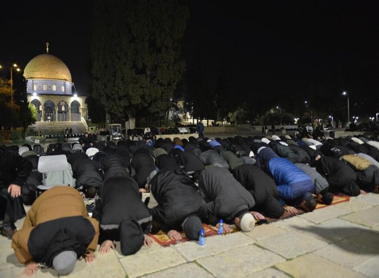 آلاف المصلين يؤدّون التراويح في المسجد الأقصى