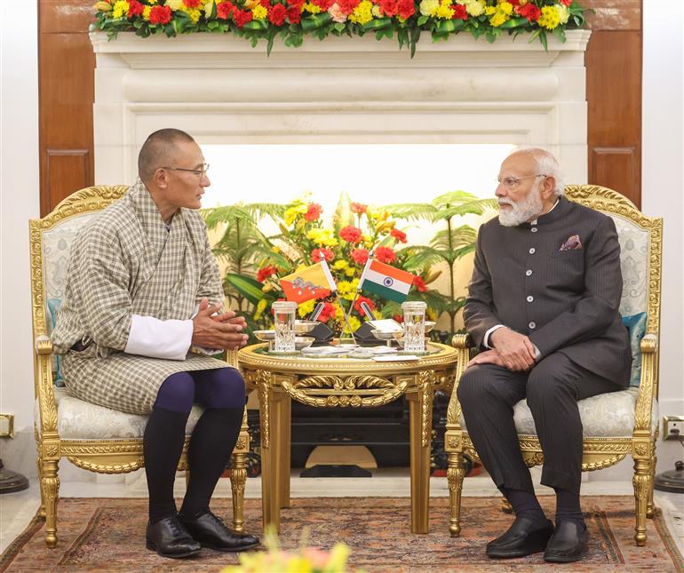 رئيس الوزراء مودي ونظيره البوتاني يبحثان تعزيز التعاون على هامش قمة الذكاء الاصطناعي