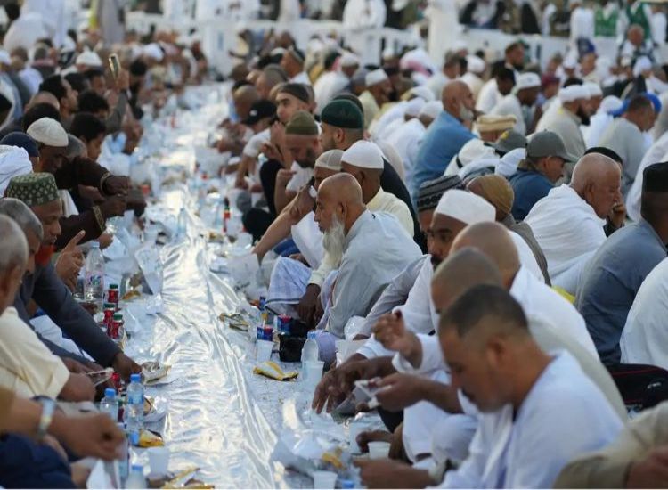 موائد الإفطار في المسجد الحرام.. مشاهد إنسانية تجسّد وحدة المسلمين