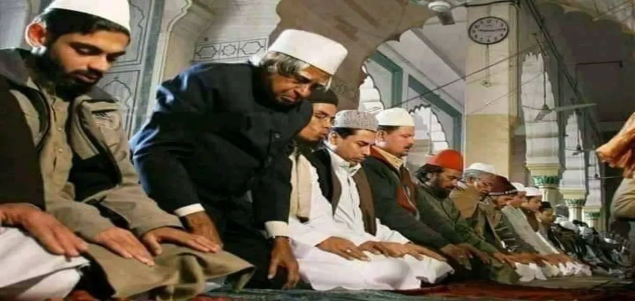 عندما صلّى عبد الكلام وحامد أنصاري وديليب كومار في المسجد كمصلين عاديين