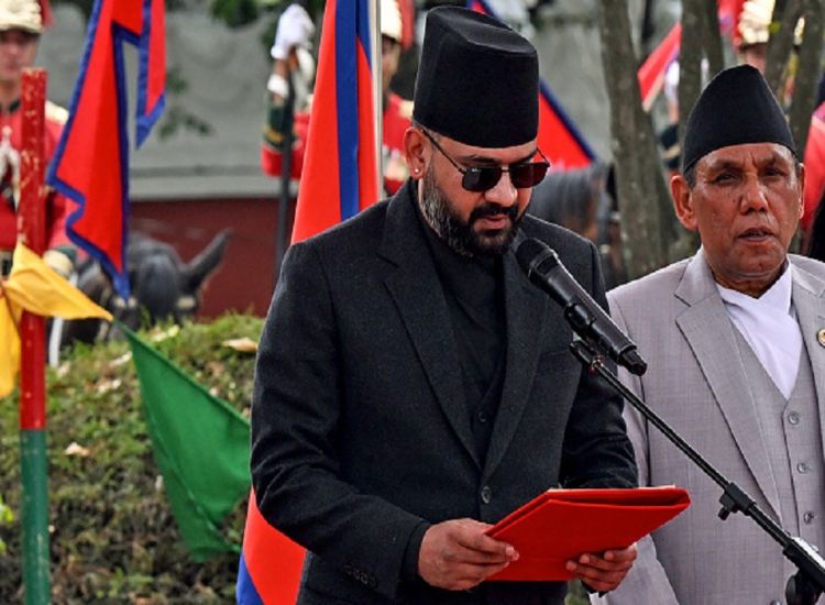 رئيس وزراء نيبال يؤدي اليمين الدستورية