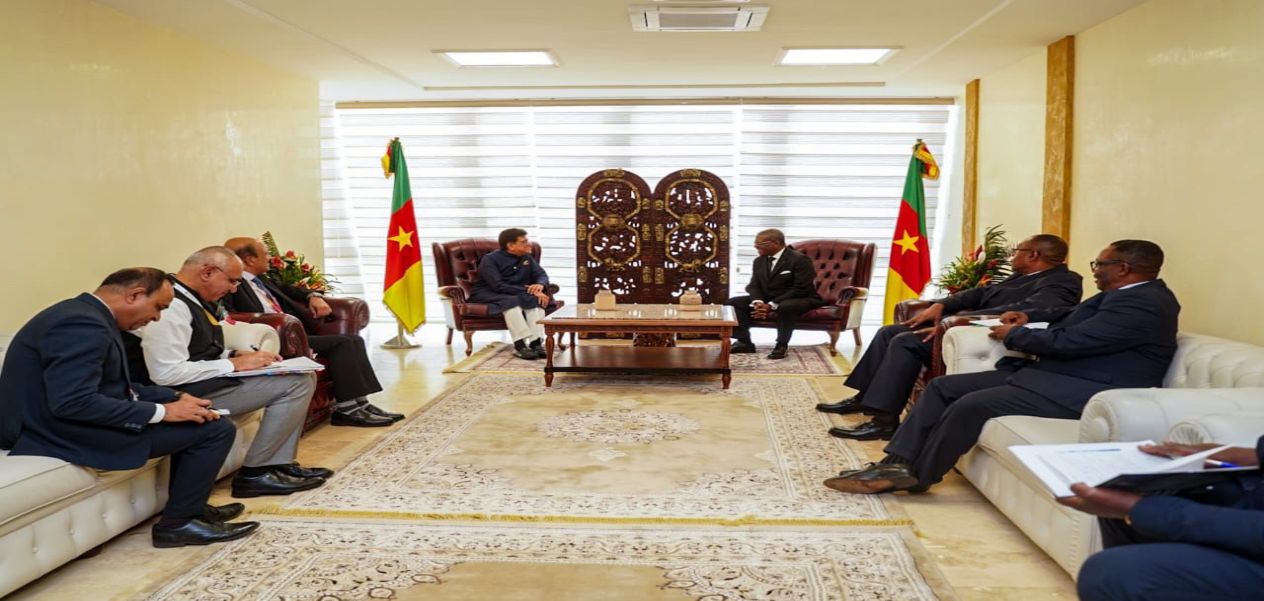 وزير التجارة والصناعة بيوش غويال مع رئيس وزراء الكاميرون