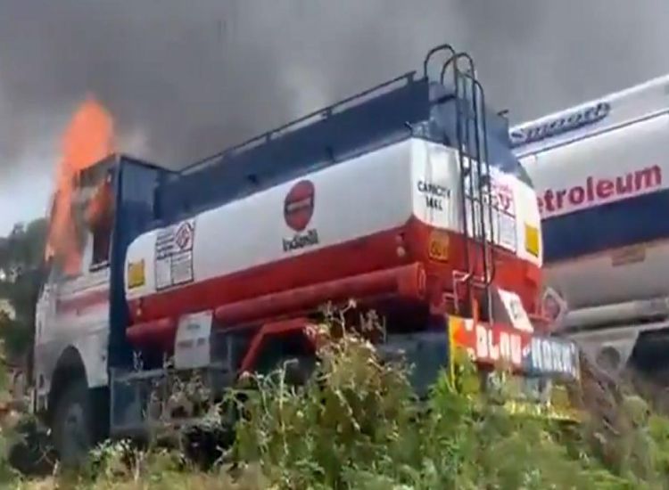 اندلاع حريق في ناقلات نفط بجامو والسيطرة على النيران