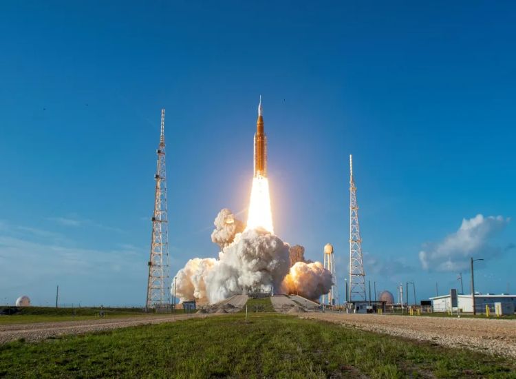 انطلاق 4 رواد فضاء نحو القمر لأول مرة منذ نصف قرن