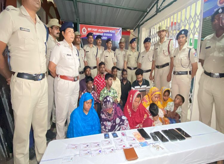 اعتقال 14 مواطنًا بنغلاديشيًا من قبل قوة حماية السكك الحديدية في غرب البنغال
