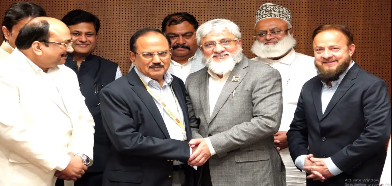 مستشار الأمن القومي أجيت دوفال مع وفد من المجتمع المسلم في نيودلهي