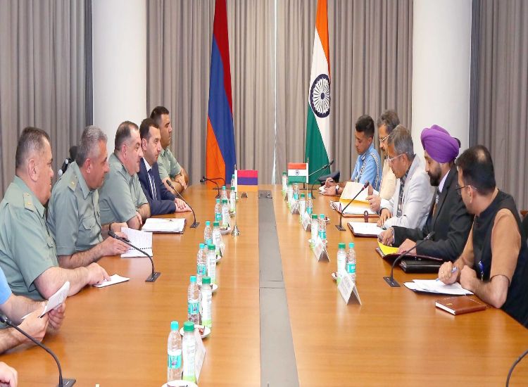 وكيل الدفاع يُجري محادثات مع قائد الجيش الأرميني في نيودلهي