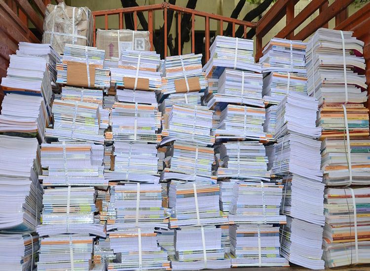 وزير التعليم يستعرض إنتاج كتب 