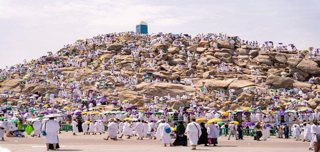 جبل الرحمة.. شاهد خالد على أعظم مشاهد الحج في عرفات