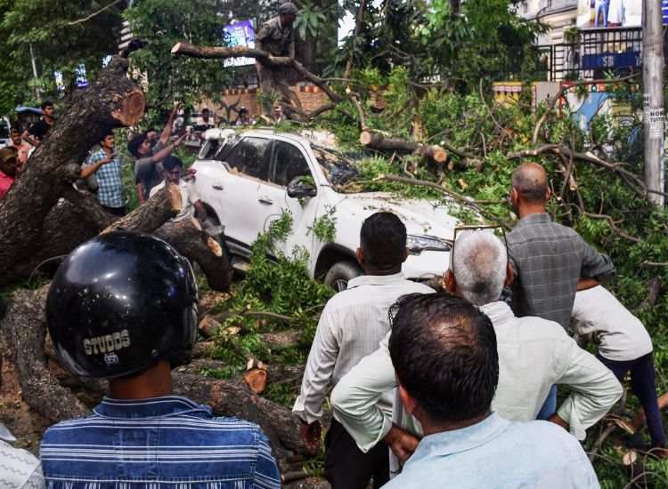 أوترا براديش: الأمطار والصواعق والعواصف الترابية تودي بحياة 60 شخصًا خلال الـ 24 ساعة