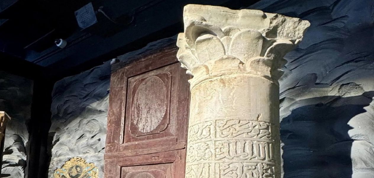 عمود رخامي نادر يوثق مئذنة تاريخية في المسجد الحرام