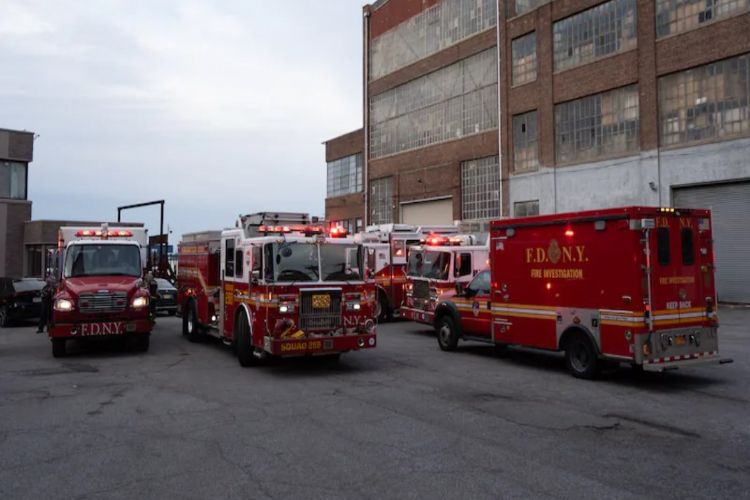 مقتل شخص وإصابة 36 آخرين إثر انفجار في حوض لبناء السفن بنيويورك clock-icon