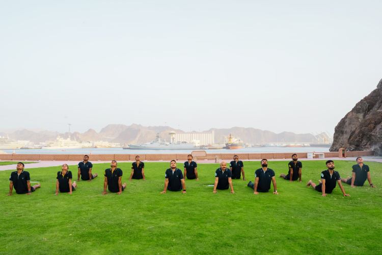 تنظيم جلسة اليوغا على متن السفينة البحرية الهندية بميناء السلطان قابوس