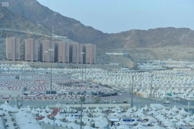  ضيوف الرحمن يبدؤون مناسك الحج بالتوجه إلى مشعر منى