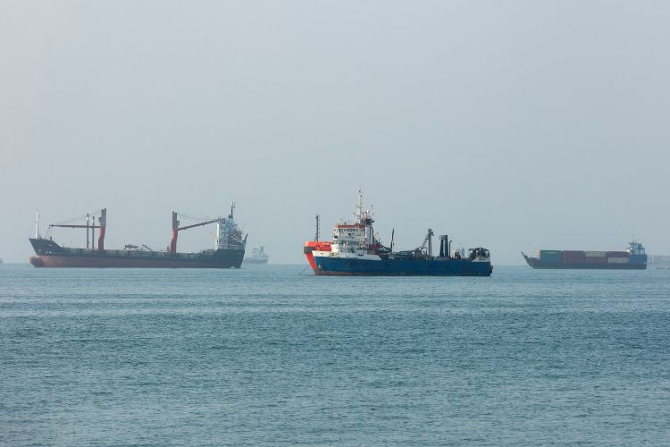 الولايات المتحدة تعلن استهداف مواقع إطلاق صواريخ وقوارب في إيران